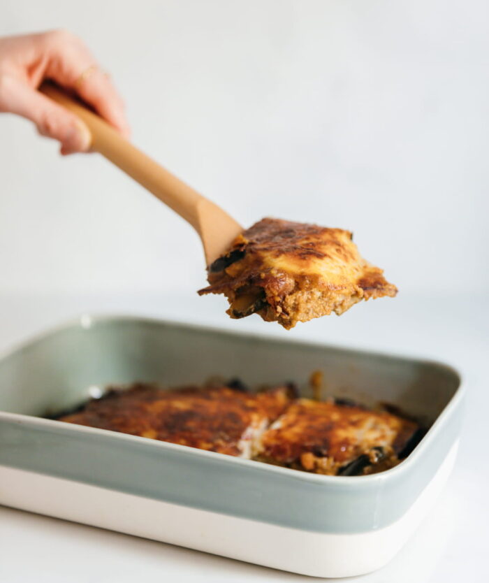 Part de gratin servie avec La Palette Coudée de Casavida, spatule en bois de hêtre à large surface