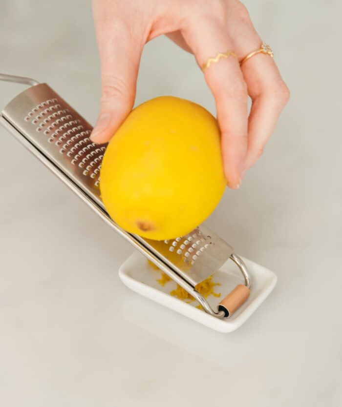 Citron zesté avec La Râpe Méticuleuse de Casavida, râpe zesteur à micro-lames