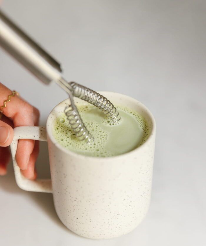 Matcha latte émulsionné dans une tasse avec Le mini Fouet Malin de Casavida, fouet spirale en inox