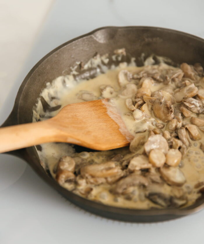 La Palette Habile de Casavida décollant les sucs d'une poêlée de champignons à la crème sans rayer