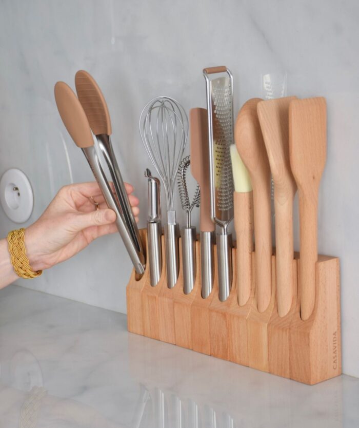 Pince de cuisine sortie de son socle, Le Collector Pack Les Indispensables de Casavida rangé sur le plan de travail