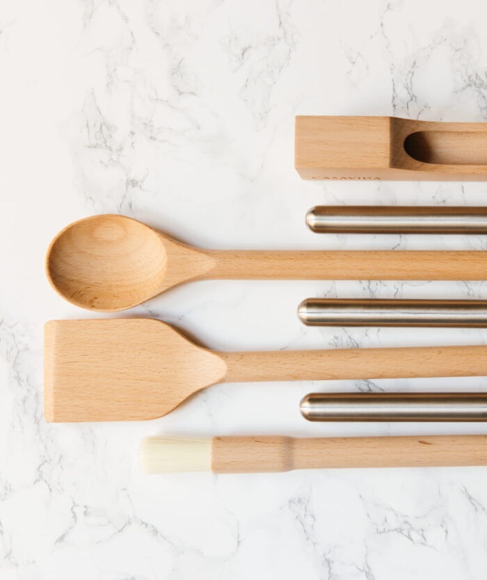 La Cuillère Fétiche de Casavida et les ustensiles en bois et inox de la collection Les Indispensables
