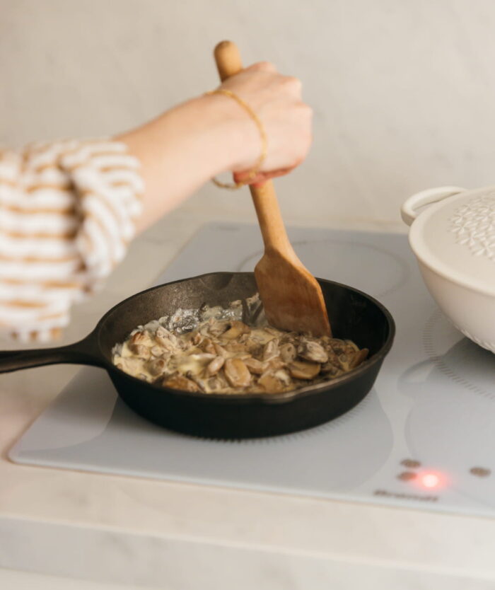 La Palette Habile de Casavida utilisée pour faire revenir des champignons dans une poêle en fonte