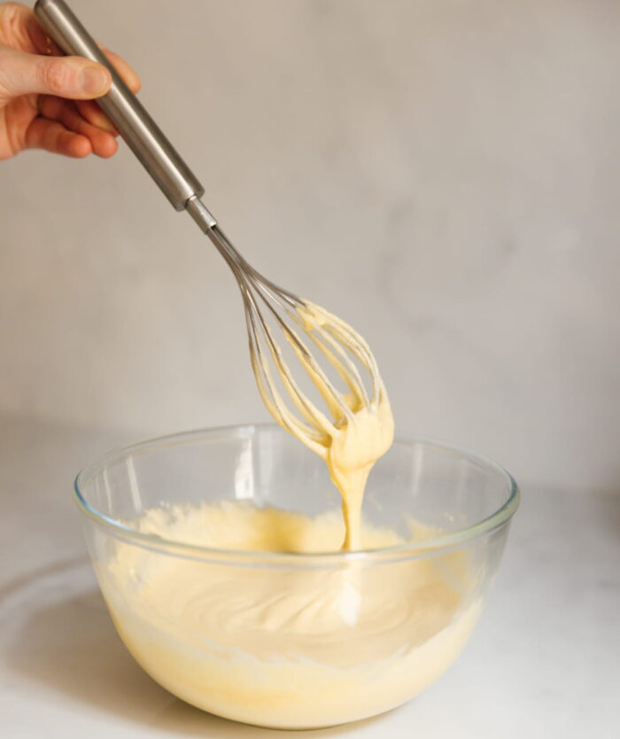Pâte épaisse fouettée avec Le Fouet Énergique de Casavida, fouet de pâtisserie en inox