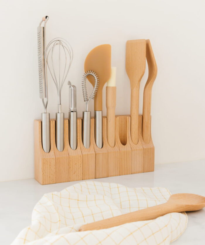 Ustensiles de cuisine Casavida rangés dans Le Socle Ingénieux, avec La Cuillère Fétiche de Casavida