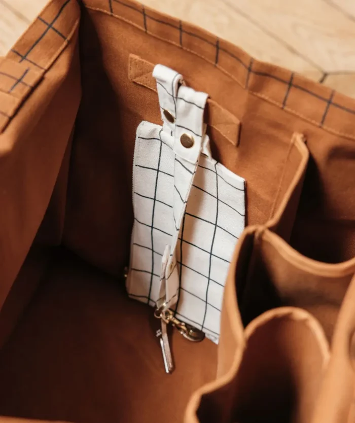 Pochette Attachante et Bande Attache-Tout à carreaux dans L'Irremplaçable Cabas Caramel, Le Collector Pack L'Irremplaçable de Casavida