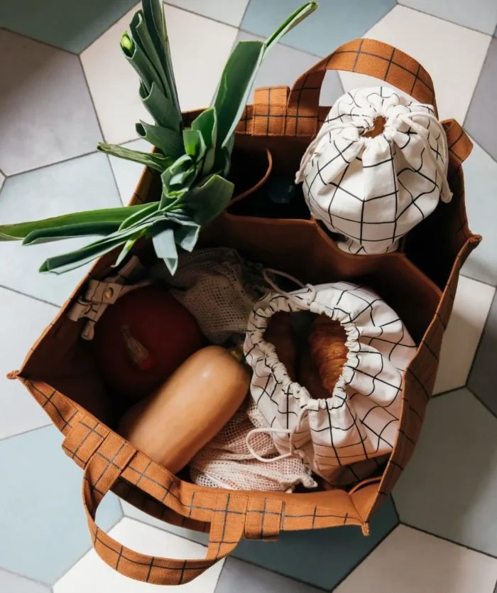 L'Irremplaçable Cabas Caramel rempli de courses du marché avec ses accessoires, Le Collector Pack L'Irremplaçable de Casavida