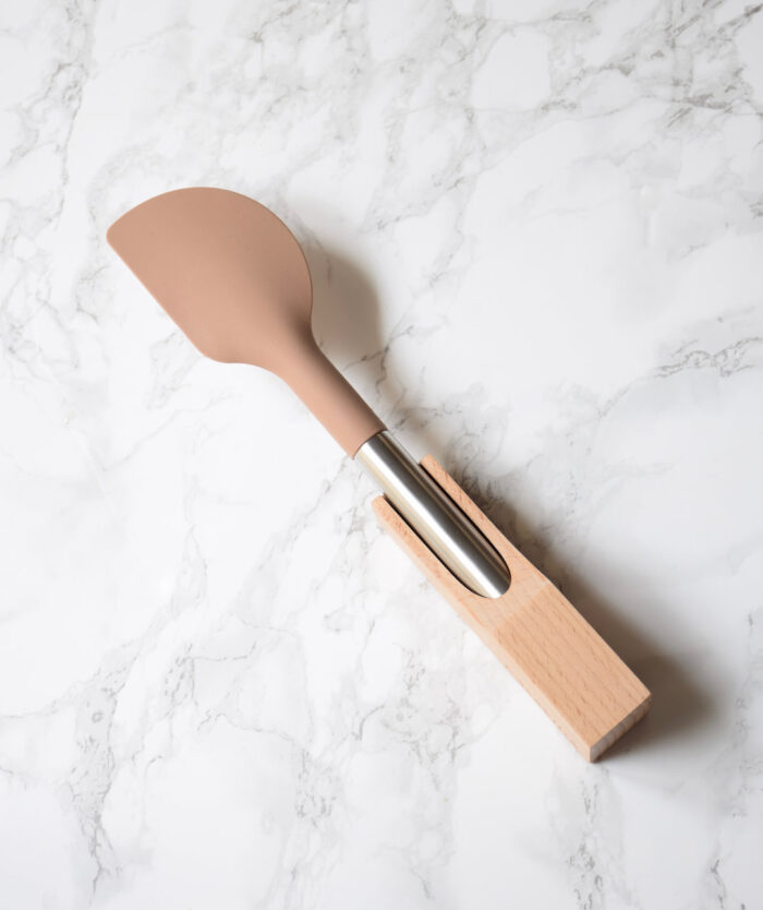 La Maryse Consciencieuse de Casavida rangée dans Le Socle Ingénieux, spatule maryse en silicone