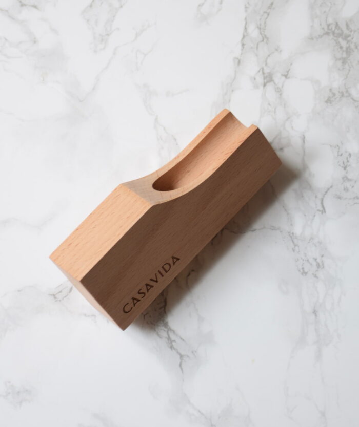 Le Socle Ingénieux de Casavida posé à plat, support de rangement pour ustensiles de cuisine en bois de hêtre