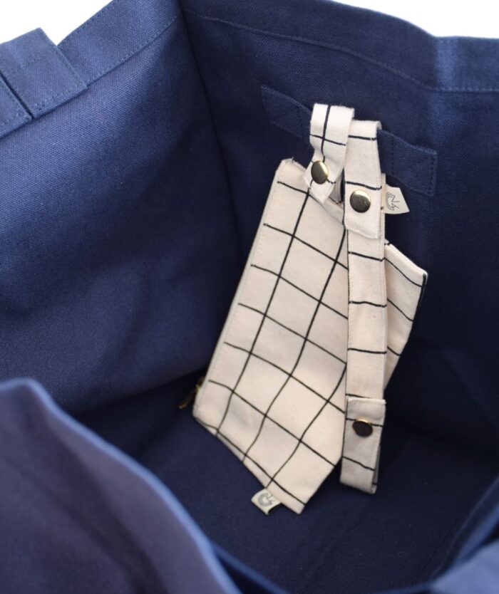 La Pochette Attachante à carreaux fixée à l'intérieur de L'Irremplaçable Cabas Myrtille de Casavida