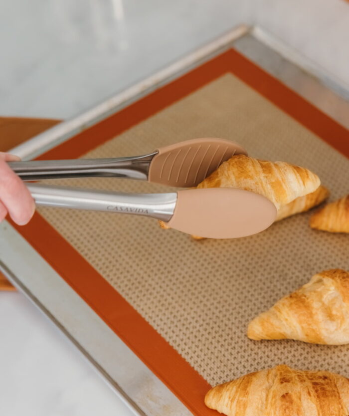 La Pince Agile de Casavida attrapant des croissants sur une plaque de cuisson