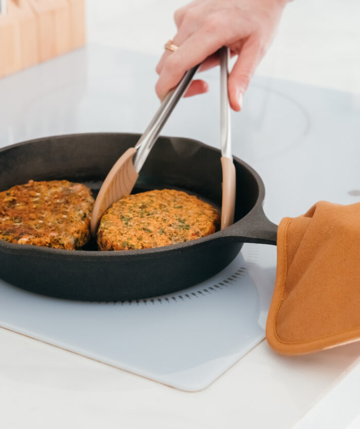 La Pince Agile de Casavida retournant une galette dans une poêle en fonte sans la rayer