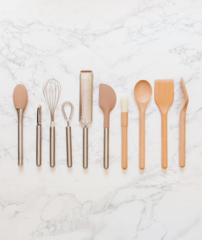 Le Collector Pack Les Indispensables de Casavida : les 10 ustensiles de cuisine en bois de hêtre, inox et silicone alignés