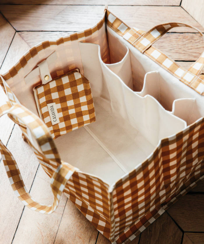 Intérieur de L'Irremplaçable Cabas Vichy Caramel de Casavida avec compartiments à bouteilles et Maxi Pochette assortie