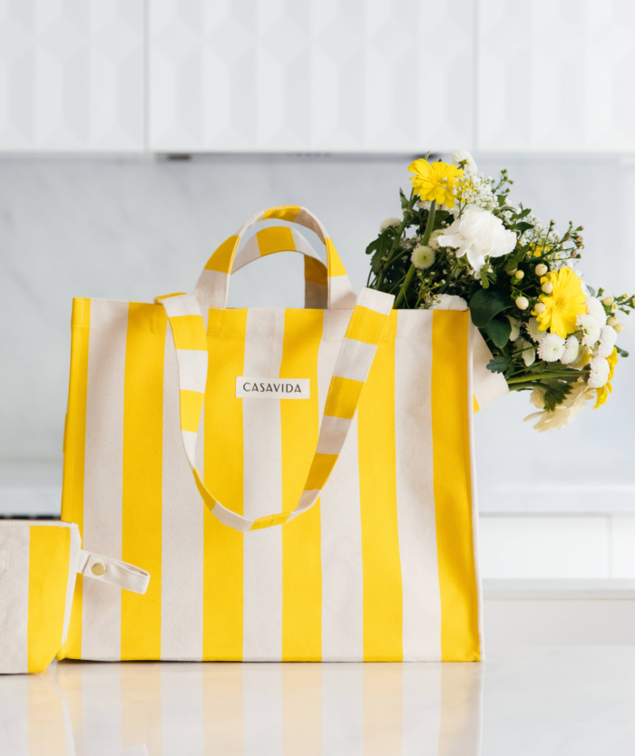 L'Irremplaçable Cabas Rayé Citron de Casavida, sac cabas en coton bio modèle Été, avec un bouquet de fleurs