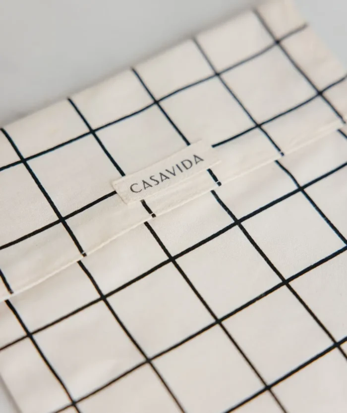 Détail de l'étiquette Casavida sur le coton à carreaux de L'Enveloppe à Encas