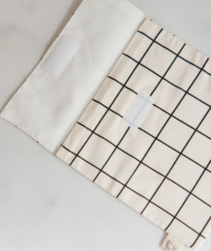 L'Enveloppe à Encas de Casavida ouverte, doublure en polyester recyclé déperlant et fermeture scratch