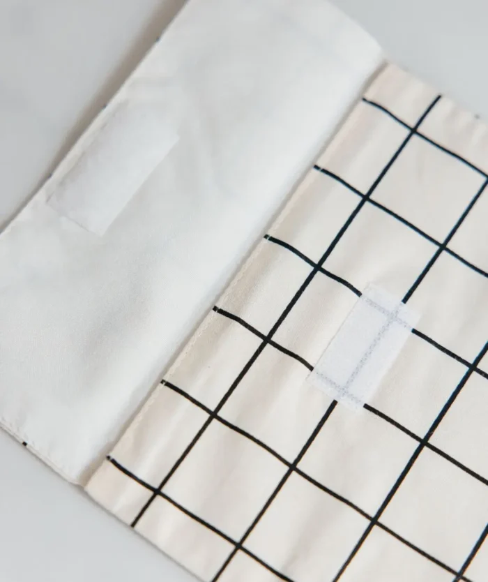 Fermeture scratch de L'Enveloppe à Encas de Casavida, pochette à goûter qui s'ouvre d'une seule main
