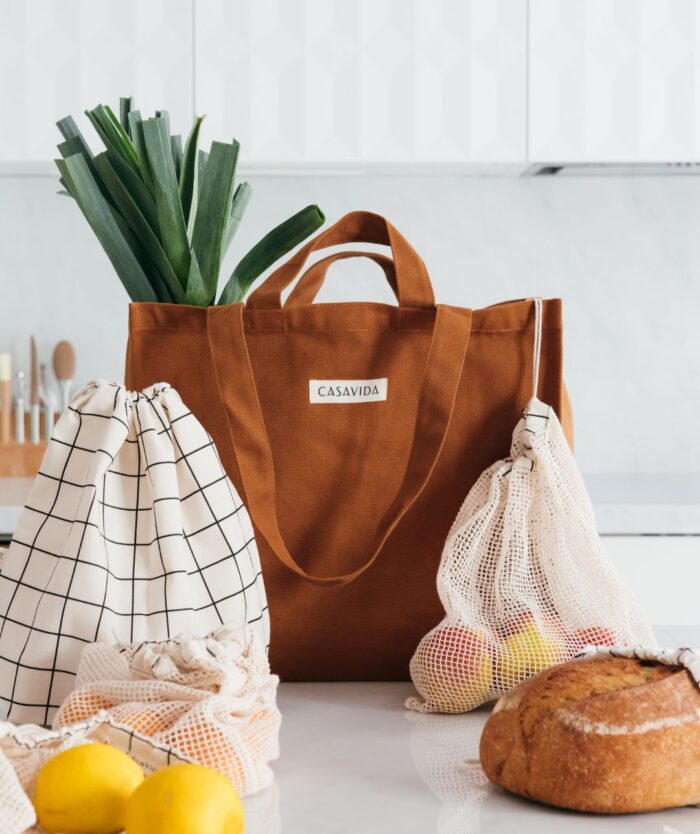 Le Starter Pack L'Irremplaçable de Casavida : L'Irremplaçable Cabas Caramel et ses 4 accessoires pour les courses zéro déchet