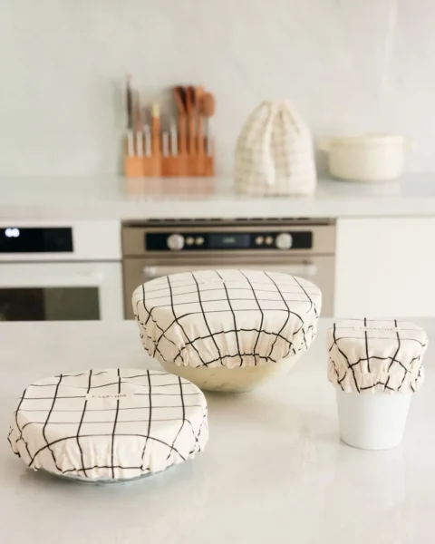 Le Trio de Chouchous de Casavida, couvre-plats ronds en tissu réutilisables posés sur des plats dans une cuisine