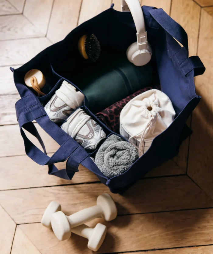 L'Irremplaçable Cabas Myrtille de Casavida vu de dessus, sac multi-usage en coton bio avec gourde et affaires de sport