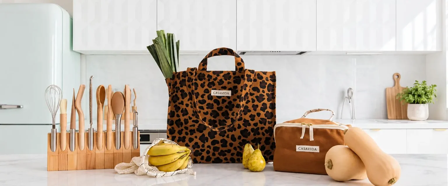 L'Irremplaçable Cabas Léopard Moka, Le Vanity Cool et les ustensiles Les Indispensables de Casavida dans une cuisine