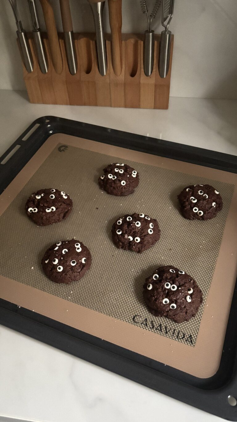 Cookies double chocolat d’Halloween avec yeux en sucre sur la Toile Lisse CASAVIDA