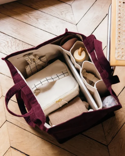 Intérieur du sac cabas Casavida en velours côtelé bordeaux, avec compartiments en coton pour trousse, gourde et ordinateur