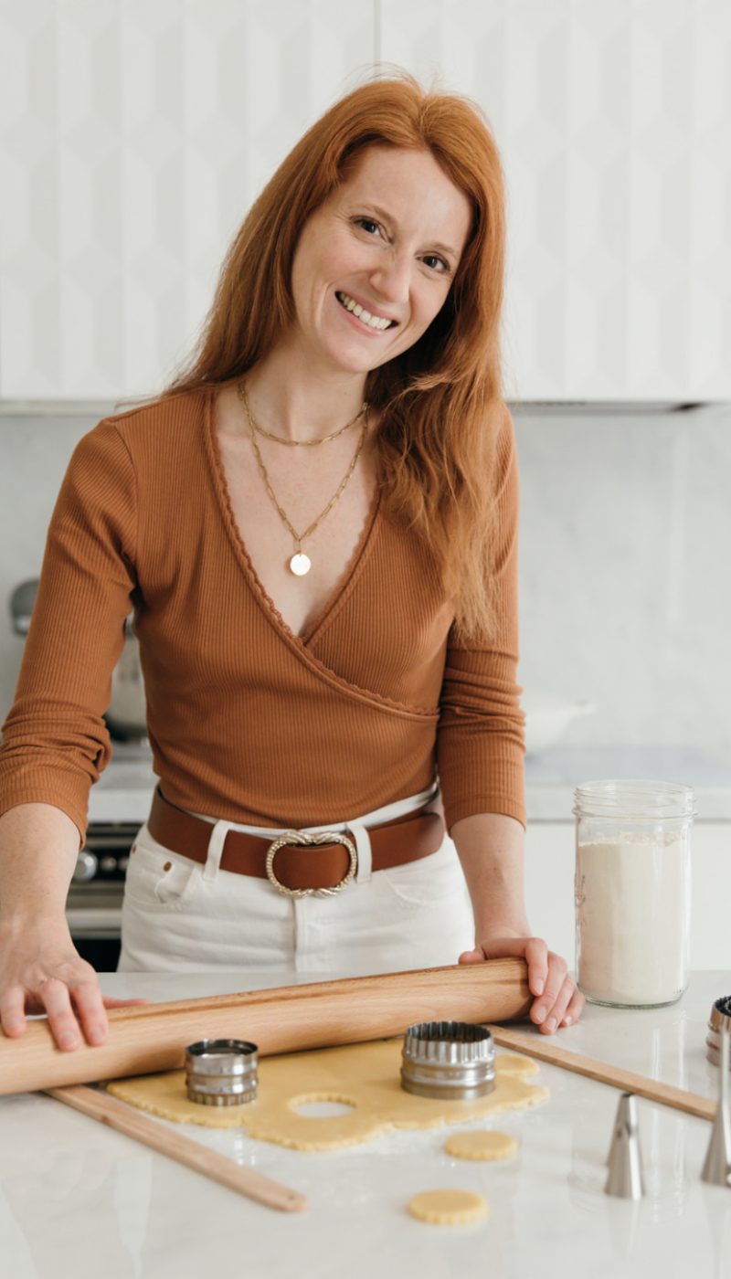 anne-sophie-vidal-patisse-avec-les-ustensiles-casavida Anne-Sophie Vidal fondatrice de Casavida Home